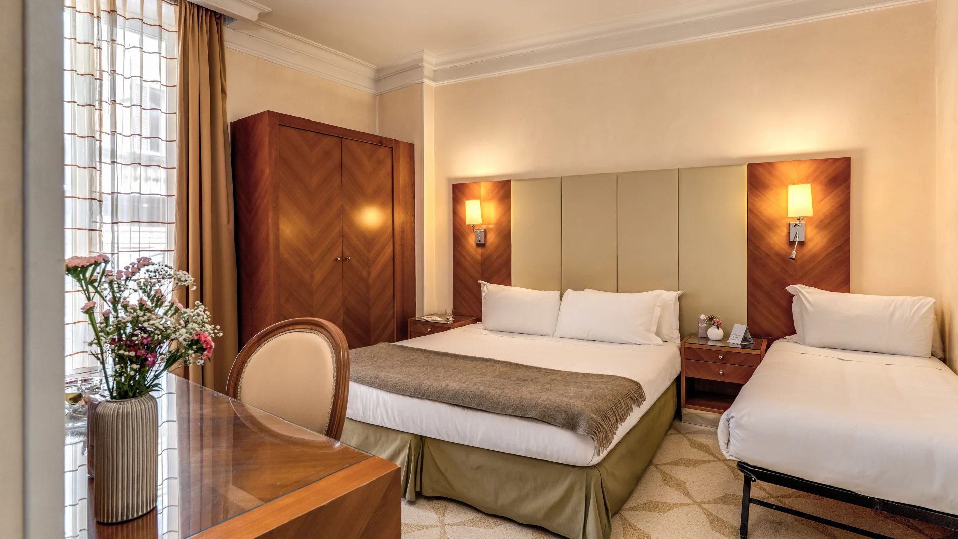 Elegant triple room with double and single bed, wooden furnishings and natural light near Rome Opera House - Depandance Opera, BZAR hotels in Rome