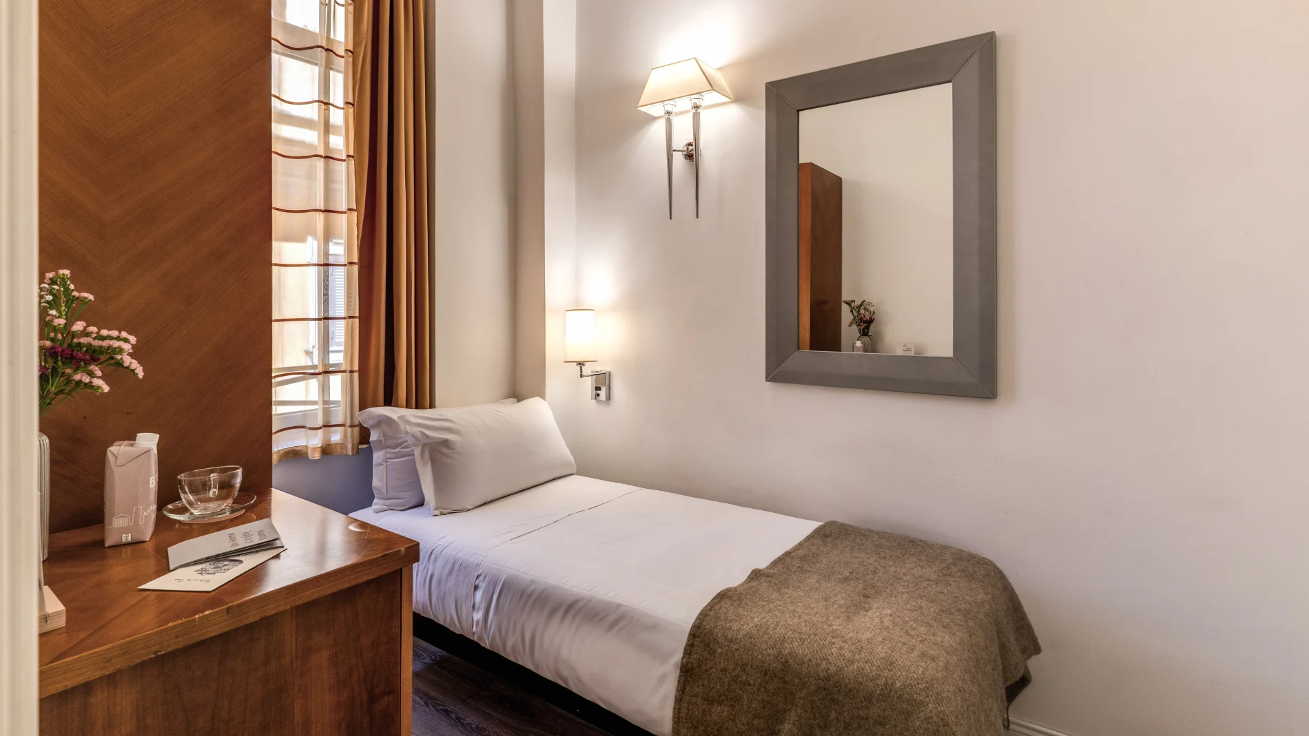 Cozy single room with single bed, desk and warm lighting in central Rome near Opera House - Depandance Opera, BZAR hotels in Rome
