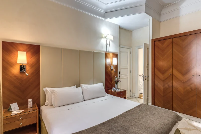 Spacious double room with wooden wardrobe and private bathroom access near Rome Opera House - Depandance Opera, BZAR hotels in Rome