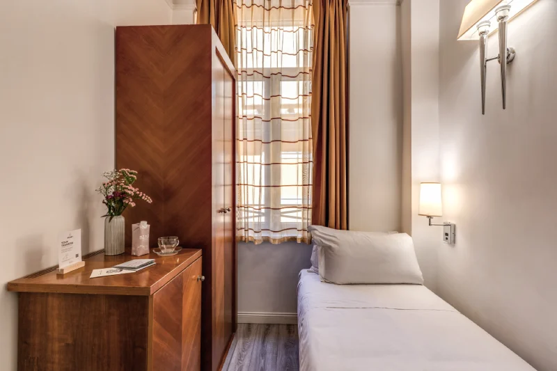 Bright single room with single bed, wooden wardrobe and window near Rome Opera House - Depandance Opera, BZAR hotels in Rome
