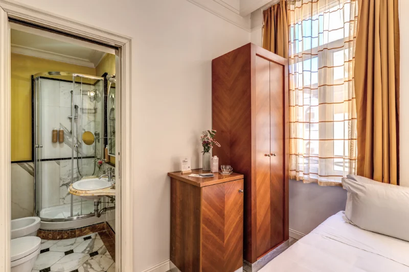 Single room with private bathroom, window and wooden furnishings in central area near Rome Opera House - Depandance Opera, BZAR hotels in Rome