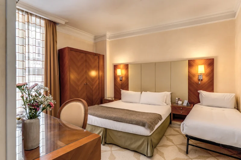 Triple room with double and single bed, wooden wardrobe and desk, natural light near Rome Opera House - Depandance Opera, BZAR hotels in Rome