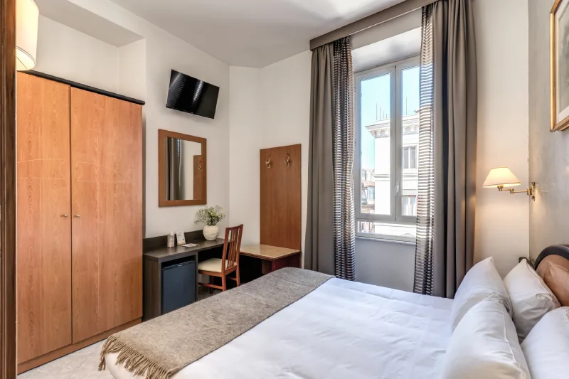 Double room with desk, wardrobe and city view in Rome centre within walking distance of Teatro dell’Opera - Hotel Sonya, BZAR hotels in Rome