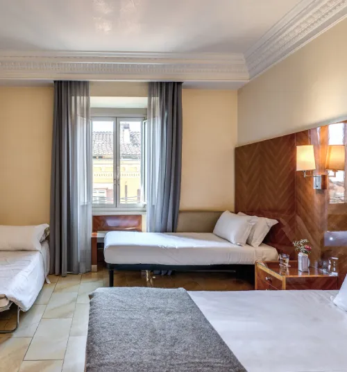 Large quadruple room with multiple beds and modern furnishings in central Rome near the Opera House - Hotel Sonya, BZAR hotels in Rome