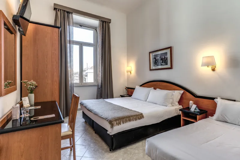 Triple room with double bed and single bed, desk and window in Rome city centre near Teatro dell’Opera - Hotel Sonya, BZAR hotels in Rome