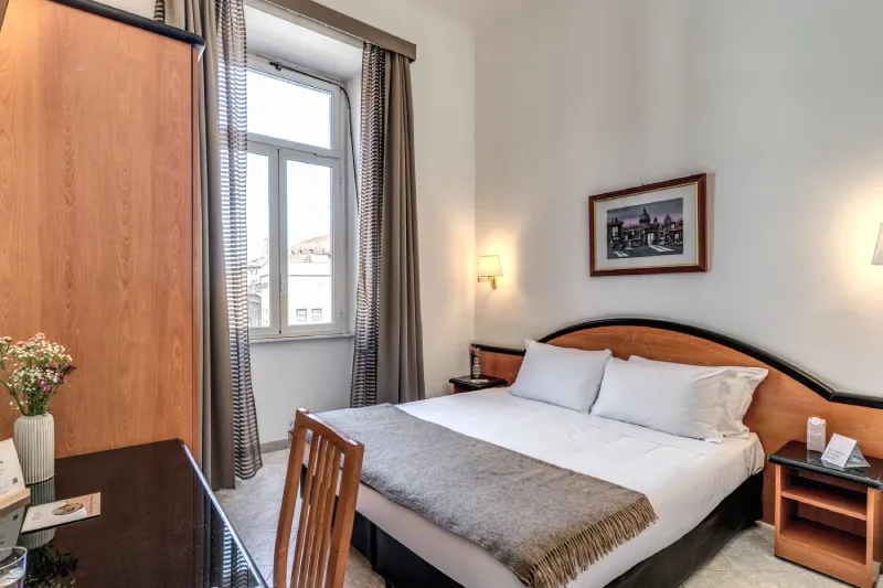 Bright triple room with double bed, wood furnishings and window in Rome centre steps from Teatro dell’Opera - Hotel Sonya, BZAR hotels in Rome