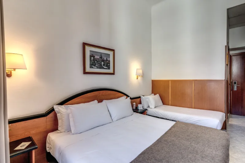 Double bed with wall lights and a single bed, calm atmosphere in Rome centre near Teatro dell’Opera - Hotel Sonya, BZAR hotels in Rome