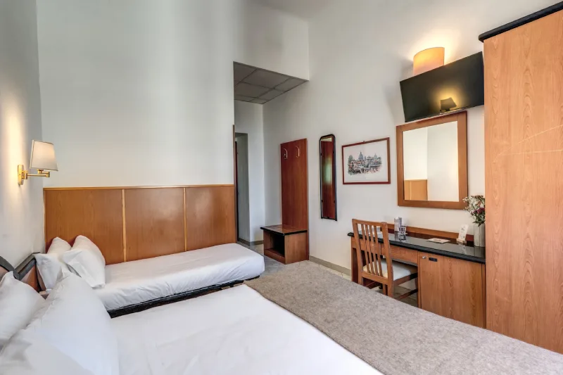 Triple room with beds, TV and desk, warm and functional details for stays in Rome centre near Teatro dell’Opera - Hotel Sonya, BZAR hotels in Rome